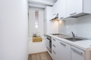 Een microgolfoven, een oven, een kookplaat