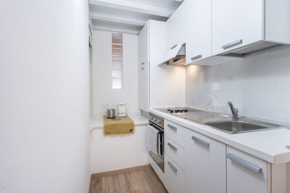 Micro-ondes, four, plaque de cuisson, cafetière/bouilloire