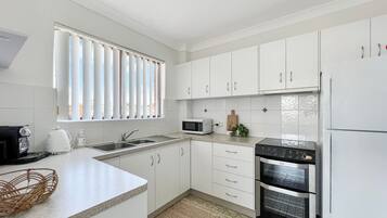 Kylskåp, mikrovågsugn, ugn och spishäll