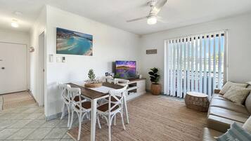 Een smart-tv, een dvd-speler en boeken