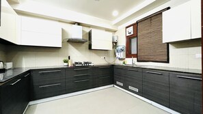 Fridge, microwave, oven, stovetop - BluO Modern 2BHK- Green Park Market & Hauz Khas (New Delhi)