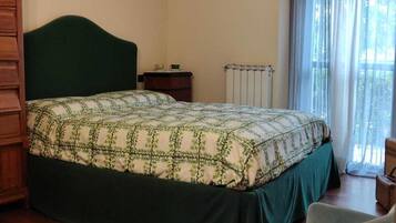 1 Schlafzimmer, Zimmersafe, Schreibtisch, Bügeleisen/Bügelbrett
