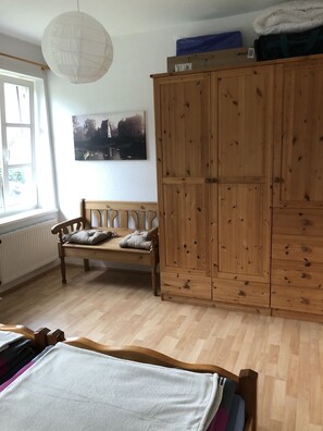 1 多间卧室、旅行婴儿床、免费 WiFi、床单