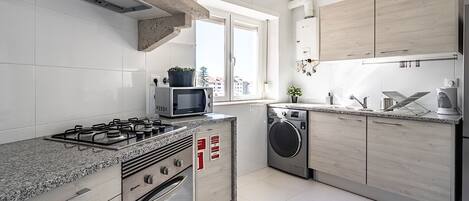 Kühlschrank, Mikrowelle, Ofen, Herdplatte