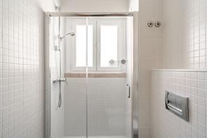 Shower, hair dryer, bidet, towels