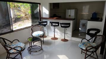 Geladeira, fogão, cooktop, cafeteira/chaleira