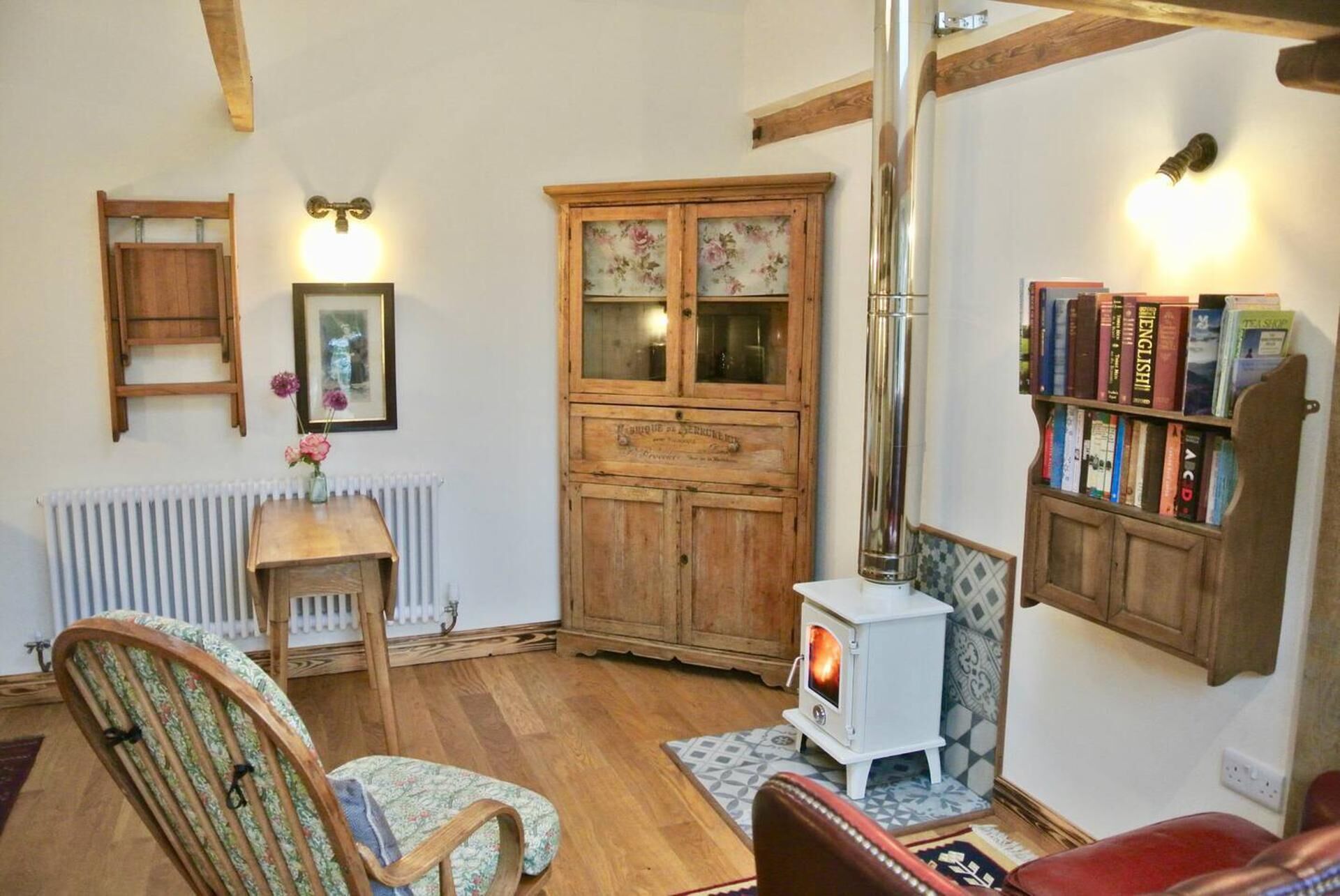 Nhà | Phòng khách | TV 30-inch có truyền hình kỹ thuật số, lò sưởi 