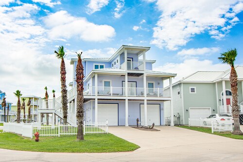 3 Story Home with Elevator, Walk to Beach, Shared Pool and Golf Cart Included
