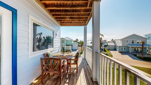 3 Story Home with Elevator, Walk to Beach, Shared Pool and Golf Cart Included