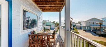 3 Story Home with Elevator, Walk to Beach, Shared Pool and Golf Cart Included