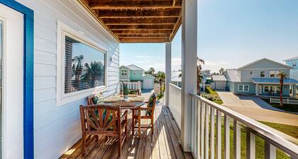 3 Story Home with Elevator, Walk to Beach, Shared Pool and Golf Cart Included