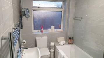 House | Bathroom | Combined shower/bathtub, deep-soaking bathtub, hair dryer, towels