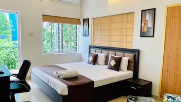 1 habitación, caja de seguridad en la habitación y escritorio