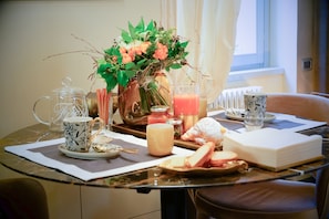 Luxury Studio Suite | Living area | 55-inch LED TV with digital channels, TV, Netflix - My Home For You - Tasso (Bergamo)