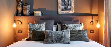 Minibar, unika möbler, skrivbord och strykjärn/strykbräda