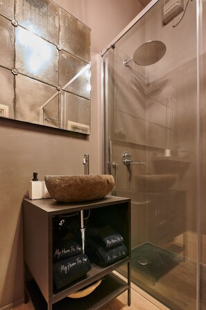 Shower, rainfall showerhead, designer toiletries, hair dryer - My Home For You - Tasso (Bergamo)