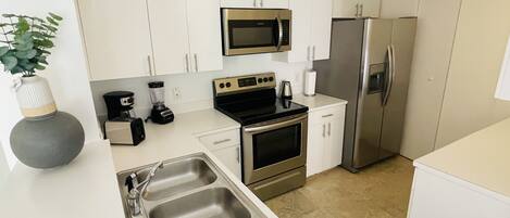 Réfrigérateur, four à micro-ondes, un four, surface de cuisson