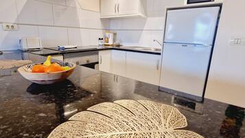 Een koelkast, een microgolfoven, een oven