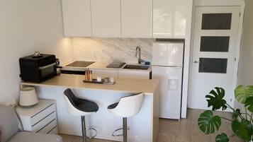 KylskÄp, ugn, spishÀll och kaffe- och tebryggare