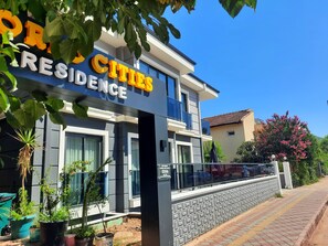 Vista frontal de la propiedad