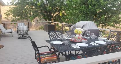 The J's Nest Cottage - Quiet Country Cottage with Mountain Views!