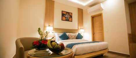 Club Room | Minibar, in-room safe, soundproofing, rollaway beds