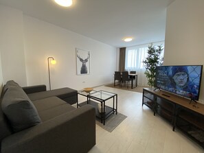 Deluxe appartement | Woonruimte | Een 80-cm ledtelevisie met digitale zenders, een televisie en Netflix