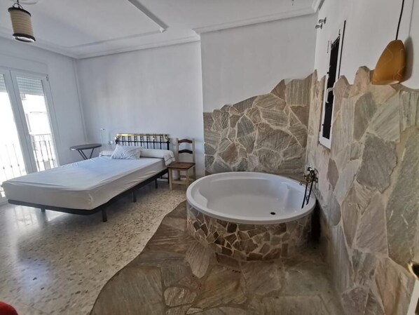2 chambres, fer et planche à repasser, Wi-Fi gratuit, draps fournis