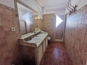 Badewanne, Haartrockner, Bidet, Handtücher
