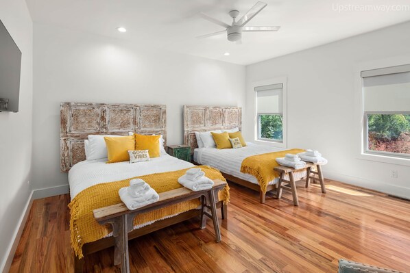 7 habitaciones, tabla de planchar con plancha, cunas y cuna de viaje 