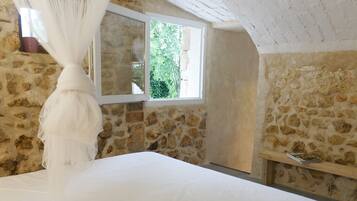 1 chambre, fer et planche à repasser, draps fournis