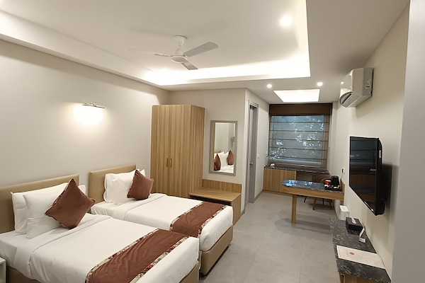 Executive Double or Twin Room | In-room safe, desk, blackout drapes, free WiFi