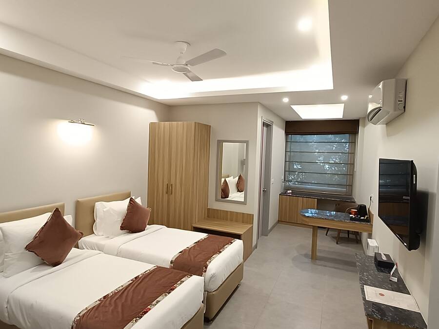 Executive Double or Twin Room | In-room safe, desk, blackout drapes, free WiFi