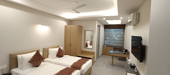 ROSASTAYS Gurugram Sec 31