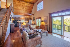 Smart TV, fireplace, DVD player - Mountain Views - Hot Tub - Gas Fireplace (Bryson City)