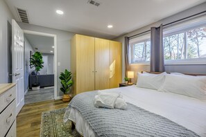 4 bedrooms, hypo-allergenic bedding, memory foam beds, desk