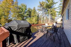 Outdoor dining - Bright, Beautiful 4BR/2BA Commerce Twp Getaway! (Commerce Charter Township)