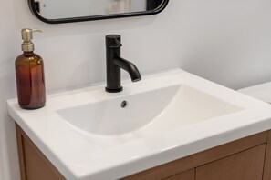 Badkar, hårtork och handdukar