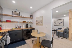 ثلاجة، ميكروويف، فرن، موقد طهي مسطح