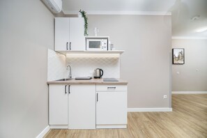 Apartament rodzinny Dietla 5 | Cuisine privée | Réfrigérateur, four à micro-ondes, surface de cuisson