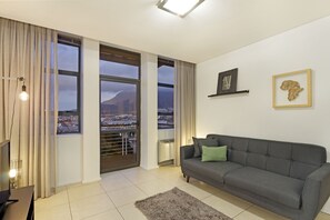 Apartamento (1 Bedroom) | Zona de estar | Una televisión