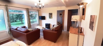 Leafy Corner Chalet.lounge