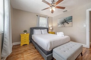 2 Schlafzimmer, Schreibtisch, Bügeleisen/Bügelbrett, WLAN