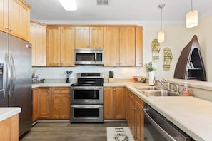 Coffee/tea maker, fridge, microwave, oven