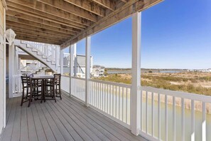 Outdoor dining - Oceanview 4BR/4BA Condo, Steps to Beach/Pool (Ocean Isle Beach)