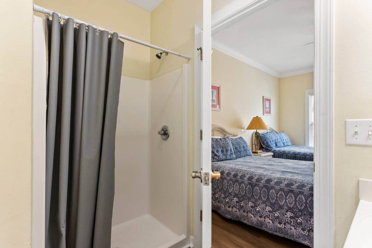 4 bedrooms, iron/ironing board, WiFi