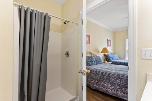 Oceanview 4BR/4BA Condo, Steps to Beach/Pool