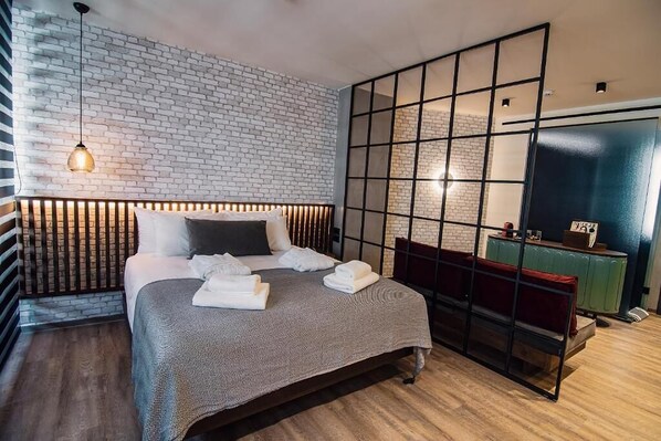 ملاءات من القطن المصري وأغطية فراش متم يزة وميني بار وخزنة داخل الغرفة