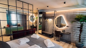 Ein modernes Hotelzimmer mit Bett, Schreibtisch und einer Sitzecke.