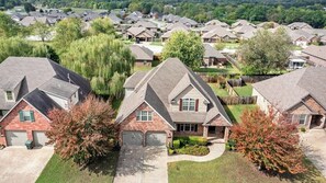 A residential area with multiple houses, each with a garage and a lawn. - Willow Tree Retreat-POOL-10 min to U of A (Fayetteville)